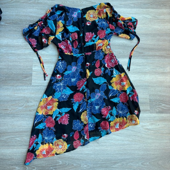 Slate and Willow Floral Asymmetrical Hem Dress. Size S - Picture 4 of 5